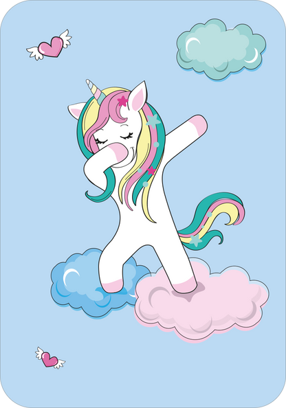 Gezeigt wird eine Innen- oder Zusatzansicht von „Schnapp dir das Einhorn!“. Das Bild zeigt ein fröhliches, weißes Einhorn mit einem bunten, langen Horn in pastellfarbenen Tönen. Es tanzt auf zwei Wolken in sanften Blau- und Rosatönen. Der Hintergrund ist hellblau, und kleine Herzen sowie Wolken runden die verspielte Atmosphäre ab. Die Schrift ist in einer verschnörkelten, kindgerechten Typografie gehalten, passend zum fantasievollen Thema des Buches.