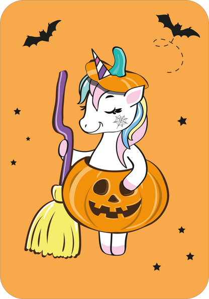 Gezeigt wird eine Innen- oder Zusatzansicht von „Schnapp dir das Einhorn!“. Die Illustration zeigt ein fröhliches Einhorn, das in einem leuchtenden orangefarbenen Kürbis mit einem grinsenden Gesicht sitzt. Es trägt einen Hexenhut und hält einen Besen in der linken Hand. Um das Einhorn sind schwarze Fledermäuse und kleine, schwarze Sterne verteilt, was eine festliche Stimmung erzeugt. Die Farbauswahl ist lebhaft und einladend, mit hellen Pastelltönen für die Mähne des Einhorns und...