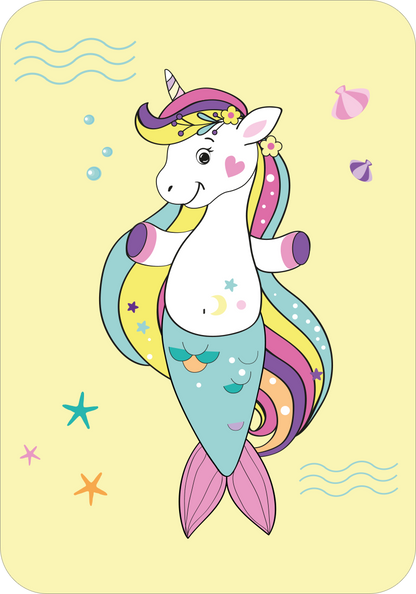 Gezeigt wird eine Innen- oder Zusatzansicht von „Schnapp dir das Einhorn!“. Die Illustration zeigt ein fröhliches Einhorn mit einem bunten, schimmernden Meerjungfrauenschwanz, das auf einem sanften, gelben Hintergrund schwimmt. Das Einhorn hat eine lila Mähne, geschmückt mit Blumen und einem lächelnden Gesichtsausdruck. Bunte Wellen und kleine Muscheln umgeben das Tier, während Sterne in unterschiedlichen Farben dezent im Hintergrund erscheinen. Die Schrift ist verspielt und...