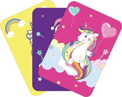 Gezeigt wird eine Innen- oder Zusatzansicht von „Schnapp dir das Einhorn!“. Die Abbildung zeigt drei Karten in leuchtenden Farben: Gelb, Lila und Rosa. Auf der rosa Karte begeistert ein fröhliches Einhorn mit buntem Schweif und Luftballons. Die gelbe Karte ziert ein Regenbogen und Süßigkeiten, während die lila Karte mit glänzenden Sternen und der Aufschrift „Magische Momente“ verziert ist. Die verspielte Typografie ergänzt das farbenfrohe Design.