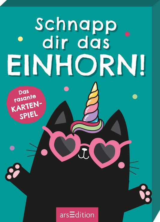 Auf dem Buchcover „Schnapp dir das EINHORN!“ ist eine schwarze Katze mit herzförmigen Sonnenbrillen zu sehen, die einen bunten Einhorn-Horn trägt. Der Hintergrund ist in einem leuchtenden Türkis gehalten, während bunte Punkte das Design auflockern. Der Titel ist in großen, weißen Buchstaben geschrieben, und darunter steht „Das rasante KARTEN-SPIEL!“ in einem runden, roten Feld. Das Cover vermittelt eine fröhliche und verspielte Atmosphäre. Ganz unten mittig steht der...