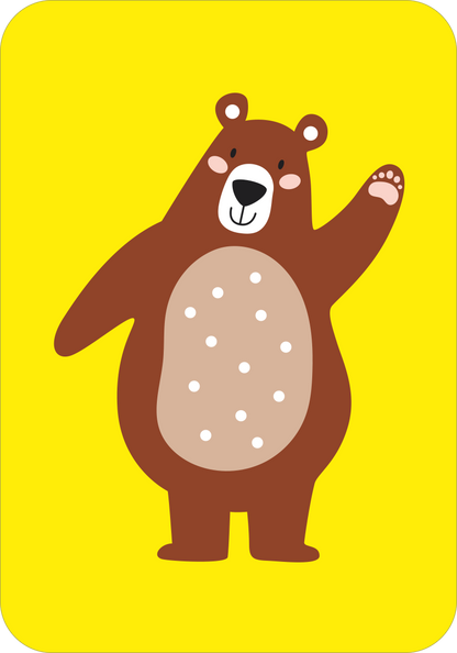 Gezeigt wird eine Innen- oder Zusatzansicht von „Schwarzer Kater“. Die Illustration zeigt einen braunen Bären mit einem runden Bauch, der farblich hellbraun ist und mit weißen Punkten übersät ist. Der Bär hebt eine Pfote zur Begrüßung und hat ein freundliches Gesicht mit einem breiten Lächeln. Der Hintergrund ist in einem leuchtenden Gelb gehalten, was eine fröhliche Atmosphäre schafft. Die verwendete Typografie ist klar und verspielt, passend zur verspielten Darstellung des...