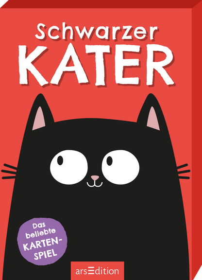 Das Cover zeigt einen großen, cartoonhaften schwarzen Kater mit großen, runden Augen und einem freundlichen Gesichtsausdruck. Der Hintergrund ist in einem leuchtenden Rot gehalten, was eine fröhliche Atmosphäre vermittelt. Über dem Kater steht in auffälliger, weißer Typografie der Titel „Schwarzer KATER“. Unten links befindet sich ein grauer Button mit dem Text „Das beliebte KARTEN-SPIEL“. Ganz unten mittig steht der Logoschriftzug von arsEdition.