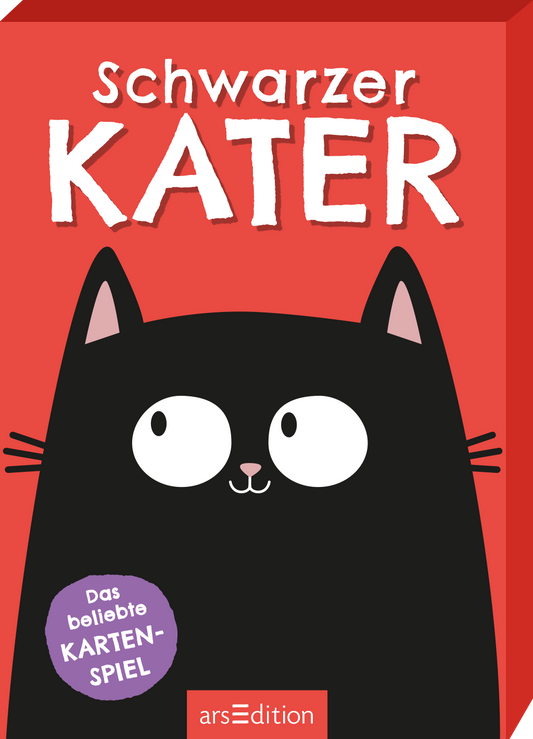 Das Cover zeigt einen großen, cartoonhaften schwarzen Kater mit großen, runden Augen und einem freundlichen Gesichtsausdruck. Der Hintergrund ist in einem leuchtenden Rot gehalten, was eine fröhliche Atmosphäre vermittelt. Über dem Kater steht in auffälliger, weißer Typografie der Titel „Schwarzer KATER“. Unten links befindet sich ein grauer Button mit dem Text „Das beliebte KARTEN-SPIEL“. Ganz unten mittig steht der Logoschriftzug von arsEdition.