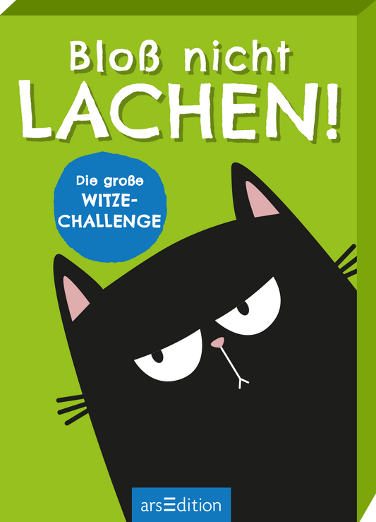 Das Cover zeigt einen grünen Hintergrund, auf dem im oberen Bereich in großen, weißen Buchstaben „Bloß nicht LACHEN!“ geschrieben steht. Darunter befindet sich ein blauer, runder Button mit der Aufschrift „Die große WITZE-CHALLENGE“ in weißer Schrift. Im Vordergrund ist eine schwarze Katze mit schiefem Blick abgebildet, die humorvolle Reaktionen hervorruft. Die gesamte Gestaltung vermittelt eine witzige und einladende Atmosphäre. Ganz unten mittig steht der Logoschriftzug von...