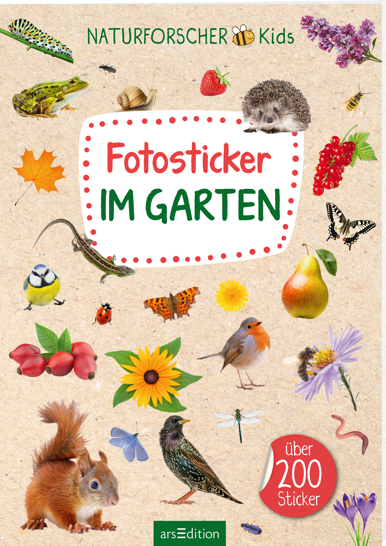 Das Buchcover zeigt ein buntes Arrangement von verschiedenen Tieren, Pflanzen und Insekten, die den Garten thematisieren. In der Mitte steht der Titel „Fotosticker IM GARTEN“ in fröhlichem, grünem Schriftzug auf hellem Hintergrund, umrandet von einem roten Punktmuster. Oben im Cover ist der Schriftzug „NATURFORSCHER Kids“ zu sehen. Unten rechts befindet sich ein runder Button mit dem Text „über 200 Sticker“. Ganz unten mittig steht der Logoschriftzug von arsEdition.