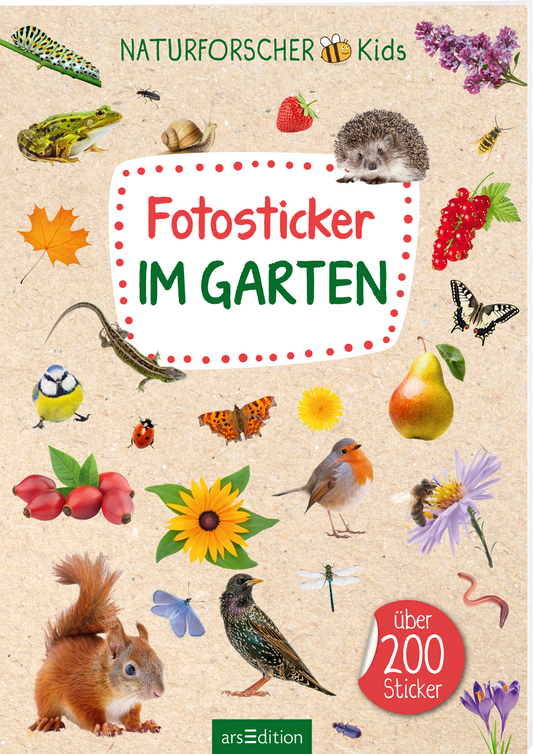 Das Buchcover zeigt ein buntes Arrangement von verschiedenen Tieren, Pflanzen und Insekten, die den Garten thematisieren. In der Mitte steht der Titel „Fotosticker IM GARTEN“ in fröhlichem, grünem Schriftzug auf hellem Hintergrund, umrandet von einem roten Punktmuster. Oben im Cover ist der Schriftzug „NATURFORSCHER Kids“ zu sehen. Unten rechts befindet sich ein runder Button mit dem Text „über 200 Sticker“. Ganz unten mittig steht der Logoschriftzug von arsEdition.