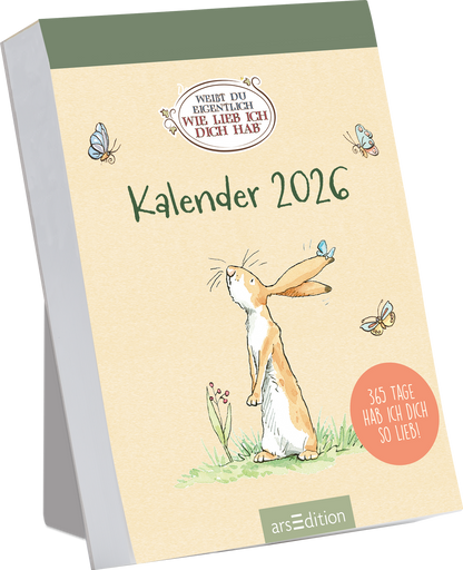Das Buchcover zeigt einen niedlichen, illustrativen Hasen, der neugierig aufrecht steht und in die Höhe blickt. Um ihn herum fliegen zarte blaue Schmetterlinge, während im Hintergrund helle grüne Pflanzen angedeutet sind. Der Titel „Kalender 2026“ ist in geschwungener, grüner Schrift platziert, während der rote, kreisförmige Button „365 TAGE HAB&#039; ICH DICH SO LIEB!“ hervorsticht. Ganz oben mittig steht der Schriftzug „WIE LIEBST DU EIGENTLICH...“. Ganz unten mittig steht...