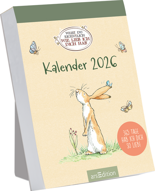 Das Buchcover zeigt einen niedlichen, illustrativen Hasen, der neugierig aufrecht steht und in die Höhe blickt. Um ihn herum fliegen zarte blaue Schmetterlinge, während im Hintergrund helle grüne Pflanzen angedeutet sind. Der Titel „Kalender 2026“ ist in geschwungener, grüner Schrift platziert, während der rote, kreisförmige Button „365 TAGE HAB&#039; ICH DICH SO LIEB!“ hervorsticht. Ganz oben mittig steht der Schriftzug „WIE LIEBST DU EIGENTLICH...“. Ganz unten mittig steht...