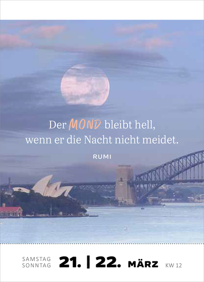 Gezeigt wird eine Innen- oder Zusatzansicht von „Abreißkalender Achtsamkeit für dich 2026“. Die Ansicht zeigt eine ruhige Landschaft mit einem großen, hellen Mond im Hintergrund. In sanften Farben gehalten, dominieren Blau- und Grautöne, die für eine entspannende Atmosphäre sorgen. Der Text „Der MOND bleibt hell, wenn er die Nacht nicht meidet“ steht zentriert in eleganter, weißer Typografie. Unten sind die Wochentage sowie das Datum in klarer, gut lesbarer Schrift abgebildet.