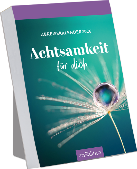 Das Buchcover zeigt einen zarten Pusteblumen-Samen mit einem Wassertröpfchen, das dessen Schirmchen reflektiert. Der Hintergrund in sanften Grüntönen vermittelt eine ruhige und entspannende Atmosphäre. Der Titel „Achtsamkeit für dich“ ist in eleganter, bis zur Mitte reichender Schrift geschrieben, während oben der Text „ABREISSKALENDER 2026“ in einer schlichten Schriftart steht. Ganz unten mittig steht der Logoschriftzug von arsEdition.