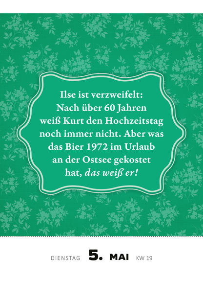 Gezeigt wird eine Innen- oder Zusatzansicht von „Abreißkalender Renate Bergmann – Der Kalender 2026“. Der Hintergrund ist in einem kräftigen Grün mit einem floralen Muster gestaltet. In der Mitte befindet sich ein geschwungenes, helleres Textfeld, das den Spruch in einer verspielten, weißen Schrift hervorhebt. Darunter steht das Datum „5. Mai“ in klarer Typografie, gefolgt von „DIENSTAG“ und „KW 19“ in kleineren Buchstaben. Die Gestaltung kombiniert humorvolle Inhalte mit...