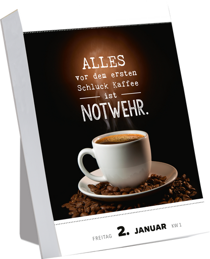 Gezeigt wird eine Innen- oder Zusatzansicht von „Abreißkalender Was du heute kannst entkorken, das verschiebe nicht auf morgen. 2026“. Die Ansicht zeigt eine beeindruckende Darstellung eines Kaffeetasse auf einer Untertasse, umgeben von Kaffeebohnen. Auf dunklem Hintergrund steht der Schriftzug „ALLES vor dem ersten Schluck Kaffee ist NOTWEHR.“ in kräftiger, verspielter Typografie. Die Farbgestaltung ist kontrastreich mit einem Fokus auf weiß und braun, was eine gemütliche,...