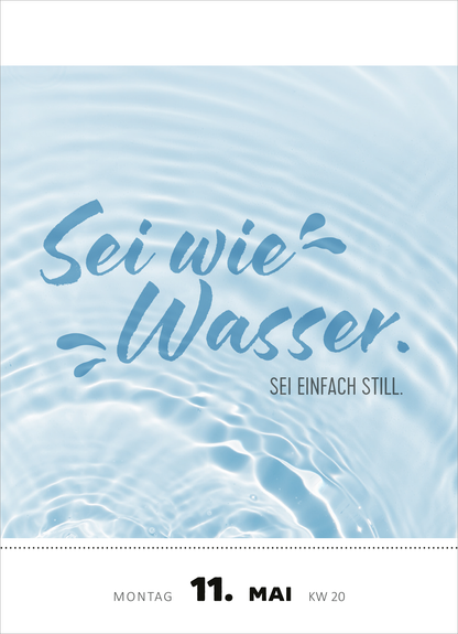 Gezeigt wird eine Innen- oder Zusatzansicht von „Abreißkalender Was du heute kannst entkorken, das verschiebe nicht auf morgen. 2026“. Die Seite zeigt einen sanften, blauen Hintergrund, der an Wasseroberflächen erinnert. In geschwungener Schrift steht der Spruch „Sei wie Wasser.“ darüber, ergänzt durch den Satz „SEI EINFACH STILL.“ in klarer, serifenloser Typografie. Das Datum und die Kalenderwoche sind in einem dezenten Schwarz am unteren Rand platziert.