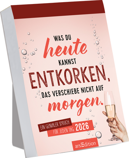 Auf dem Buchcover dominieren sanfte Rosa- und Rottöne. Der Titel „Was du heute kannst entkorken, das verschiebe nicht auf morgen.“ ist groß und ansprechend in kräftigem Rot und geschwungener Schriftart gehalten. Daneben ist eine Hand zu sehen, die ein Glas Sekt hält, begleitet von glitzernden Blasen. Unten steht in kleinerer Schrift „Ein genialer Spruch für jeden Tag 2026“. Oben rechts befindet sich der Hinweis „SPIEGEL-Bestseller“. Ganz unten mittig steht der Logoschriftzug...