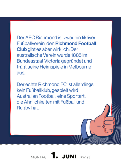 Gezeigt wird eine Innen- oder Zusatzansicht von „Abreißkalender Machs wie Ted, sei ein Goldfisch 2026“. Die Seite zeigt einen blauen Hintergrund mit einem kräftigen roten Rahmen. In der oberen linken Ecke befindet sich ein Daumen hoch-Illustration. Der Text ist in einer gut lesbaren, modernen Schriftart in Weiß und Blau gehalten. Der Inhalt informiert über den fiktiven Fußballverein AFC Richmond und den echten Richmond Football Club, wobei die Informationen klar strukturiert sind.