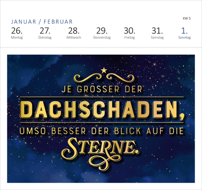 Gezeigt wird eine Innen- oder Zusatzansicht von „Postkartenkalender Fehlt nur noch das Zelt, dann wäre der Zirkus hier perfekt. 2026“. Die Ansicht zeigt einen klaren, dunkelblauen Hintergrund mit goldenen, stilisierten Schriftzügen. Der zentrale Spruch „Je größer der Dachschaden, umso besser der Blick auf die Sterne.“ hebt sich in eleganter Typografie ab. Oben sind die Tage des Monats in Schwarz auf hellem Grund angeordnet, was eine übersichtliche Gliederung schafft.