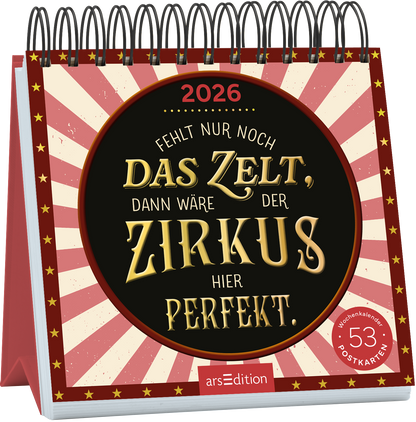 Das Buchcover zeigt einen nostalgischen Wochenkalender für das Jahr 2026. Der Hintergrund ist in Rot und Beige mit einem Strahlenmuster gestaltet, das an Zirkuszelte erinnert. In der Mitte befindet sich ein schwarzer Kreis mit der Aufschrift „Fehlt nur noch DAS ZELT, dann wäre der ZIRKUS hier PERFEKT“ in eleganter, goldener Typografie. Oben steht die Jahreszahl „2026“. Unten ist der Hinweis „53 Postkarten“ zu sehen. Ganz unten mittig steht der Logoschriftzug von arsEdition.
