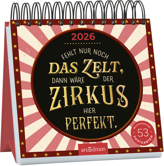 Das Buchcover zeigt einen nostalgischen Wochenkalender für das Jahr 2026. Der Hintergrund ist in Rot und Beige mit einem Strahlenmuster gestaltet, das an Zirkuszelte erinnert. In der Mitte befindet sich ein schwarzer Kreis mit der Aufschrift „Fehlt nur noch DAS ZELT, dann wäre der ZIRKUS hier PERFEKT“ in eleganter, goldener Typografie. Oben steht die Jahreszahl „2026“. Unten ist der Hinweis „53 Postkarten“ zu sehen. Ganz unten mittig steht der Logoschriftzug von arsEdition.