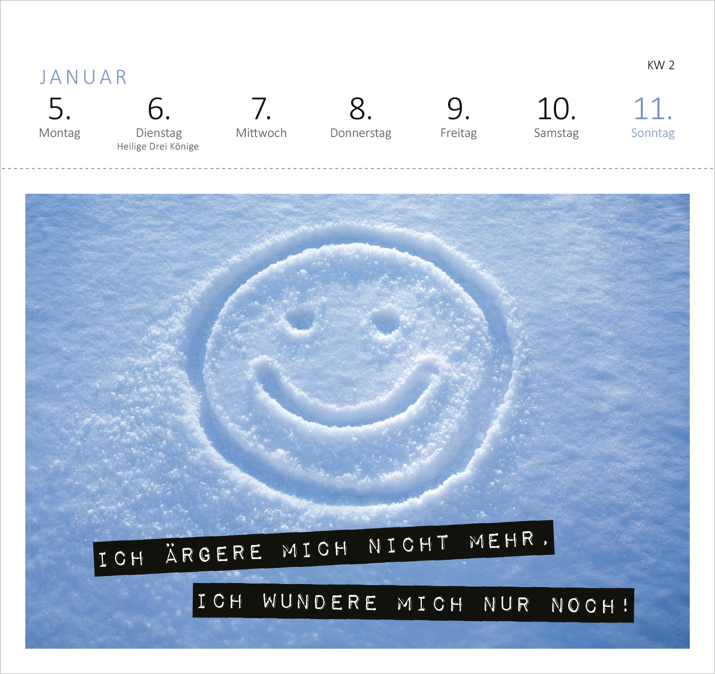 Gezeigt wird eine Innen- oder Zusatzansicht von „Postkartenkalender Vergiss Rosen, streu mir Pommes aufs Bett. 2026“. Im Bild ist ein lächelndes Smiley-Motiv, das in den Schnee gezeichnet ist. Der Hintergrund zeigt eine weiße Schneeoberfläche. Über dem Smiley stehen in markanter, schwarzer Schrift die Worte: „ICH ÄRGERE MICH NICHT MEHR,“ und darunter: „ICH WUNDERE MICH NUR NOCH!“. Die Farben sind überwiegend hellblau und weiß, wodurch eine fröhliche, winterliche Stimmung...