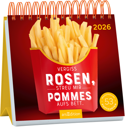 Das Buchcover zeigt eine auffällige rote Pommes-Box, aus der goldgelbe Pommes frites herausragen. Über der Box steht in großer, weißer Schrift der Text „Vergiss Rosen, streu mir Pommes aufs Bett“. Der Hintergrund ist in einem warmen Rotton gehalten, was eine spielerische und humorvolle Atmosphäre vermittelt. Oben links ist das Jahr „2026“ abgebildet. Ganz unten mittig steht der Logoschriftzug von arsEdition.