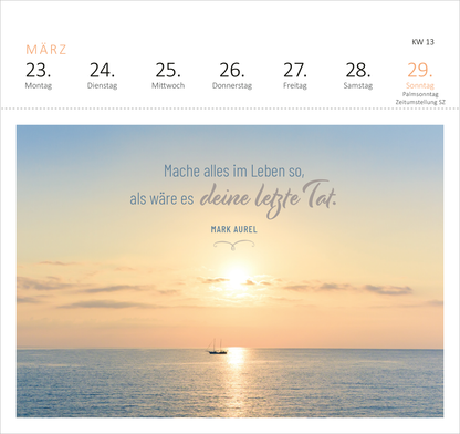 Gezeigt wird eine Innen- oder Zusatzansicht von „Postkartenkalender 365 Tage Gelassenheit 2026“. Der Kalender präsentiert eine sanfte Farbpalette mit einem sonnigen Himmel und ruhigem Wasser. Im Vordergrund steht ein Ausschnitt mit einer inspirierenden Zitatgrafik in verspielter Schriftart. Der Text „Mache alles im Leben so, als wäre es deine letzte Tat.“ von Mark Aurel wird hervorgehoben. Darunter sind die Wochentage in klarer Typografie angeordnet, ergänzt durch die Kalenderwoche...