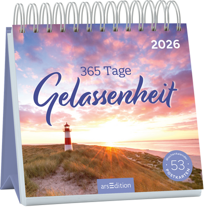 Auf dem Cover ist ein sanfter Sonnenuntergang über einem Strand mit einer rot-weißen Leuchtturmkuppe zu sehen. Die Farben sind weich, mit warmen Rosatönen und leichten Lilatönen im Himmel. Der Titel „365 Tage Gelassenheit“ ist in einer eleganten, geschwungenen Schriftart in dunklem Blau gehalten, während das Jahr „2026“ in klaren, modernen Zahlen oben rechts abgebildet ist. Ganz unten mittig steht der Logoschriftzug von arsEdition.