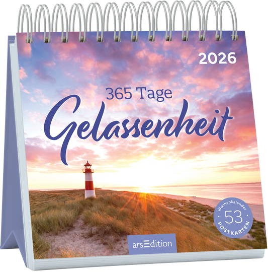 Auf dem Cover ist ein sanfter Sonnenuntergang über einem Strand mit einer rot-weißen Leuchtturmkuppe zu sehen. Die Farben sind weich, mit warmen Rosatönen und leichten Lilatönen im Himmel. Der Titel „365 Tage Gelassenheit“ ist in einer eleganten, geschwungenen Schriftart in dunklem Blau gehalten, während das Jahr „2026“ in klaren, modernen Zahlen oben rechts abgebildet ist. Ganz unten mittig steht der Logoschriftzug von arsEdition.