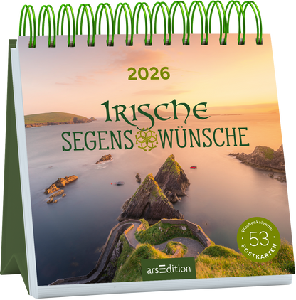 Das Cover zeigt eine malerische Küstenlandschaft Irlands bei Sonnenaufgang, mit sanften Hügeln und einer ruhigen Meeresoberfläche. Der Titel „Irische Segenswünsche“ ist in geschwungener, grüner Schrift über dem Bild platziert. Darüber befindet sich die Jahreszahl „2026“ in einer klaren, modernen Schrift. Ein gelbes Etikett am unteren rechten Rand weist auf „53 Postkarten“ hin. Ganz unten mittig steht der Logoschriftzug von arsEdition.