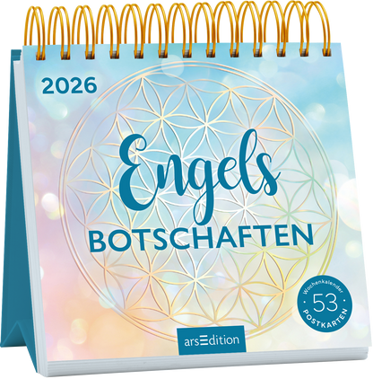 Das Buchcover zeigt einen spiralförmigen, goldenen Ring, der einen sanft farbverlaufenden Hintergrund in zartblauen und rosafarbenen Tönen umrahmt. Im Zentrum steht der Titel „Engels Botschaften“ in eleganter, geschwungener Schrift in tiefblau. Darüber ist das Jahr „2026“ in heller Schrift platziert. Ein button in der unteren rechten Ecke erklärt „53 Postkarten“. Ganz unten mittig steht der Logoschriftzug von arsEdition.