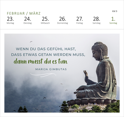 Gezeigt wird eine Innen- oder Zusatzansicht von „Postkartenkalender 365 Tage Innere Stärke 2026“. Der Kalender zeigt einen sanften Farbverlauf mit dominierenden Grautönen und einem Hauch von Grün. In der unteren Hälfte befindet sich ein Zitat von Marija Gimbutas in eleganter, geschwungener Schrift: „Wenn du das Gefühl hast, dass etwas getan werden muss, dann musst du es tun.“ Darüber thront eine stilisierte Buddha-Statue, umgeben von sanften, nebligen Wolken. Oben sind die...