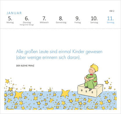 Gezeigt wird eine Innen- oder Zusatzansicht von „Postkartenkalender Man sieht nur mit dem Herzen gut 2026“. Im oberen Bereich sind die Wochentage in blauem Schriftzug auf weißem Hintergrund abgebildet. Darunter steht das Zitat: „Alle großen Leute sind einmal Kinder gewesen (aber wenige erinnern sich daran)“, in einer verspielten, blauen Typografie. Am unteren Rand sitzt der Kleine Prinz auf einer Kiste, umgeben von gelben Sternen, die auf einem hellblauen Hintergrund leuchten.