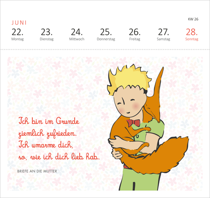 Gezeigt wird eine Innen- oder Zusatzansicht von „Postkartenkalender Man sieht nur mit dem Herzen gut 2026“. Die Seite zeigt den Monat Juni mit einer sanften, floral angehauchten Hintergrundgestaltung. Im Vordergrund sind der kleine Prinz zu sehen, der den Fuchs im Arm hält. Der Text in roter Schrift besagt: „Ich bin im Grunde ziemlich zufrieden. Ich umarme dich, so, wie ich dich lieb hab.” Die Darstellung ist verspielt und herzlich.