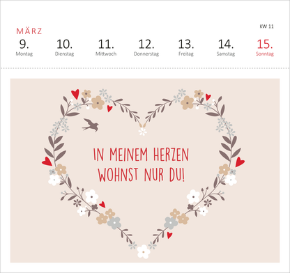 Gezeigt wird eine Innen- oder Zusatzansicht von „Postkartenkalender Weißt du eigentlich, wie lieb ich dich hab? 2026“. Die Seite zeigt den Monat März mit einem sanften, cremefarbenen Hintergrund. Im Herzen aus Blumen und Blättern steht in roter Schrift der Spruch „IN MEINEM HERZEN WOHNST NUR DU!“. Der Kalender enthält die Wochentage in einer klaren, schlichten Typografie oben im Bild, wobei die Samstage und Sonntage in orange hervorgehoben sind.