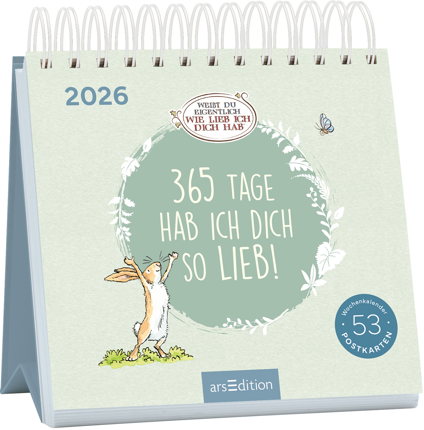 Das Buchcover zeigt einen sanft grünen Hintergrund. Zentral steht in einer großen, verspielten Schrift der Titel „365 TAGE HAB ICH DICH SO LIEB!“, umgeben von einem kreisförmigen Rahmen mit floralen Elementen. Darunter ist die Jahreszahl „2026“ in hellblau zu sehen. Links ist eine fröhlich wirkende Zeichnung eines Hasen, der aufrecht steht und die Arme ausbreitet. Oben befindet sich ein kleiner ovaler Aufkleber mit dem Text „WIE LIEBT DU EIGENTLICH DICH HAB‘“. Ganz unten...