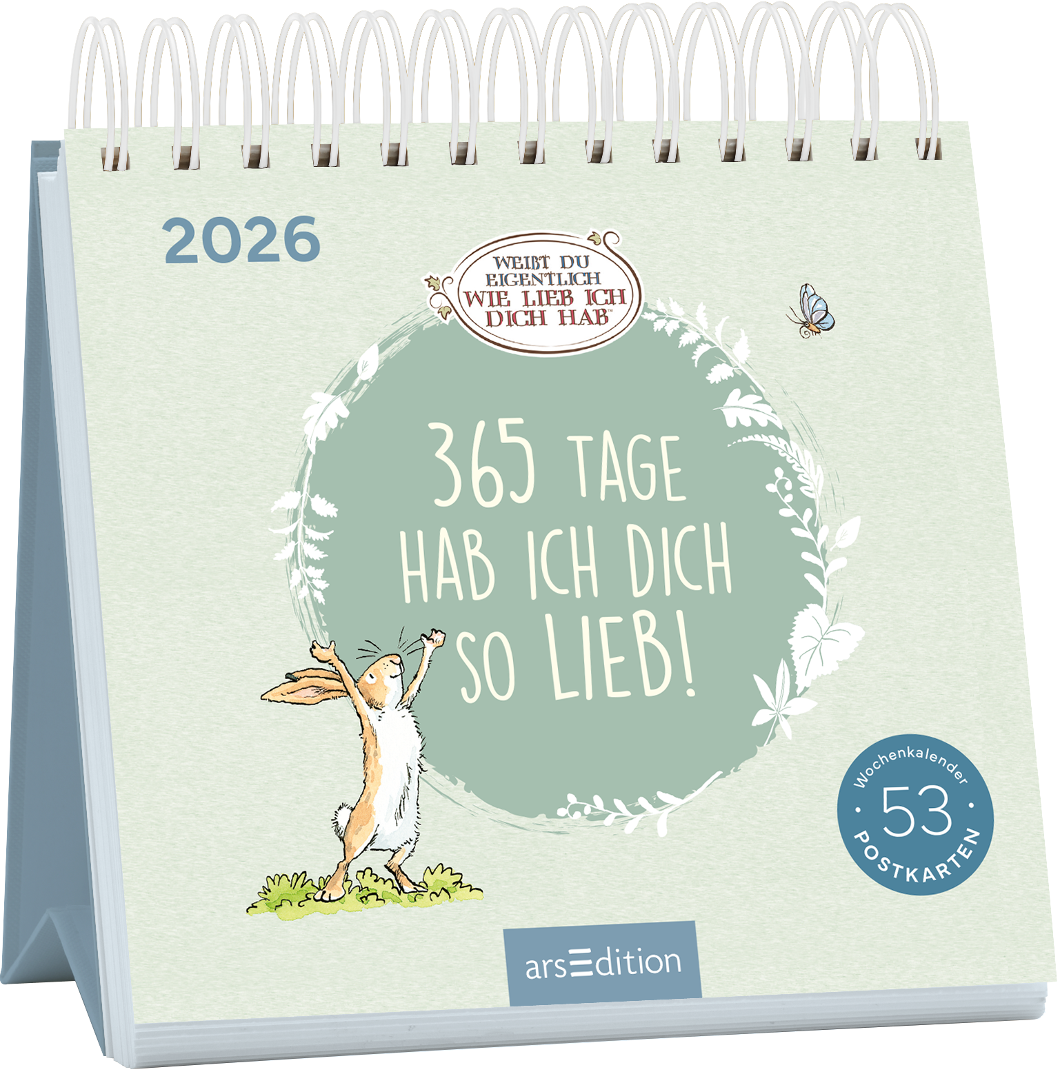 Das Buchcover zeigt einen sanft grünen Hintergrund. Zentral steht in einer großen, verspielten Schrift der Titel „365 TAGE HAB ICH DICH SO LIEB!“, umgeben von einem kreisförmigen Rahmen mit floralen Elementen. Darunter ist die Jahreszahl „2026“ in hellblau zu sehen. Links ist eine fröhlich wirkende Zeichnung eines Hasen, der aufrecht steht und die Arme ausbreitet. Oben befindet sich ein kleiner ovaler Aufkleber mit dem Text „WIE LIEBT DU EIGENTLICH DICH HAB‘“. Ganz unten...