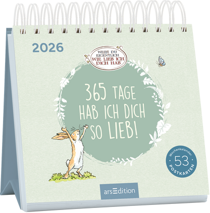 Das Buchcover zeigt einen sanft grünen Hintergrund. Zentral steht in einer großen, verspielten Schrift der Titel „365 TAGE HAB ICH DICH SO LIEB!“, umgeben von einem kreisförmigen Rahmen mit floralen Elementen. Darunter ist die Jahreszahl „2026“ in hellblau zu sehen. Links ist eine fröhlich wirkende Zeichnung eines Hasen, der aufrecht steht und die Arme ausbreitet. Oben befindet sich ein kleiner ovaler Aufkleber mit dem Text „WIE LIEBT DU EIGENTLICH DICH HAB‘“. Ganz unten...