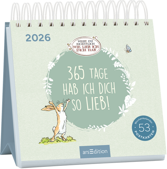 Das Buchcover zeigt einen sanft grünen Hintergrund. Zentral steht in einer großen, verspielten Schrift der Titel „365 TAGE HAB ICH DICH SO LIEB!“, umgeben von einem kreisförmigen Rahmen mit floralen Elementen. Darunter ist die Jahreszahl „2026“ in hellblau zu sehen. Links ist eine fröhlich wirkende Zeichnung eines Hasen, der aufrecht steht und die Arme ausbreitet. Oben befindet sich ein kleiner ovaler Aufkleber mit dem Text „WIE LIEBT DU EIGENTLICH DICH HAB‘“. Ganz unten...