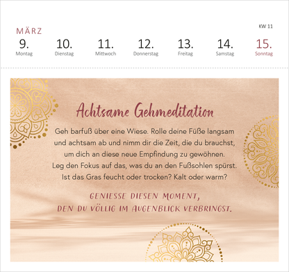 Gezeigt wird eine Innen- oder Zusatzansicht von „Postkartenkalender Yogaglück 2026“. Die Seite ist in sanften Rosé- und Goldtönen gehalten. Im oberen Bereich befinden sich die Wochentage in klarer, grauer Typografie. Der zentrale Text „Achtsame Gehmeditation“ ist in geschwungener, roter Schrift verfasst und umgeben von filigranen, goldenen Mandala-Motiven. Der Text bietet eine einladende Anleitung zur Achtsamkeitsübung, um den Moment bewusst zu erleben.