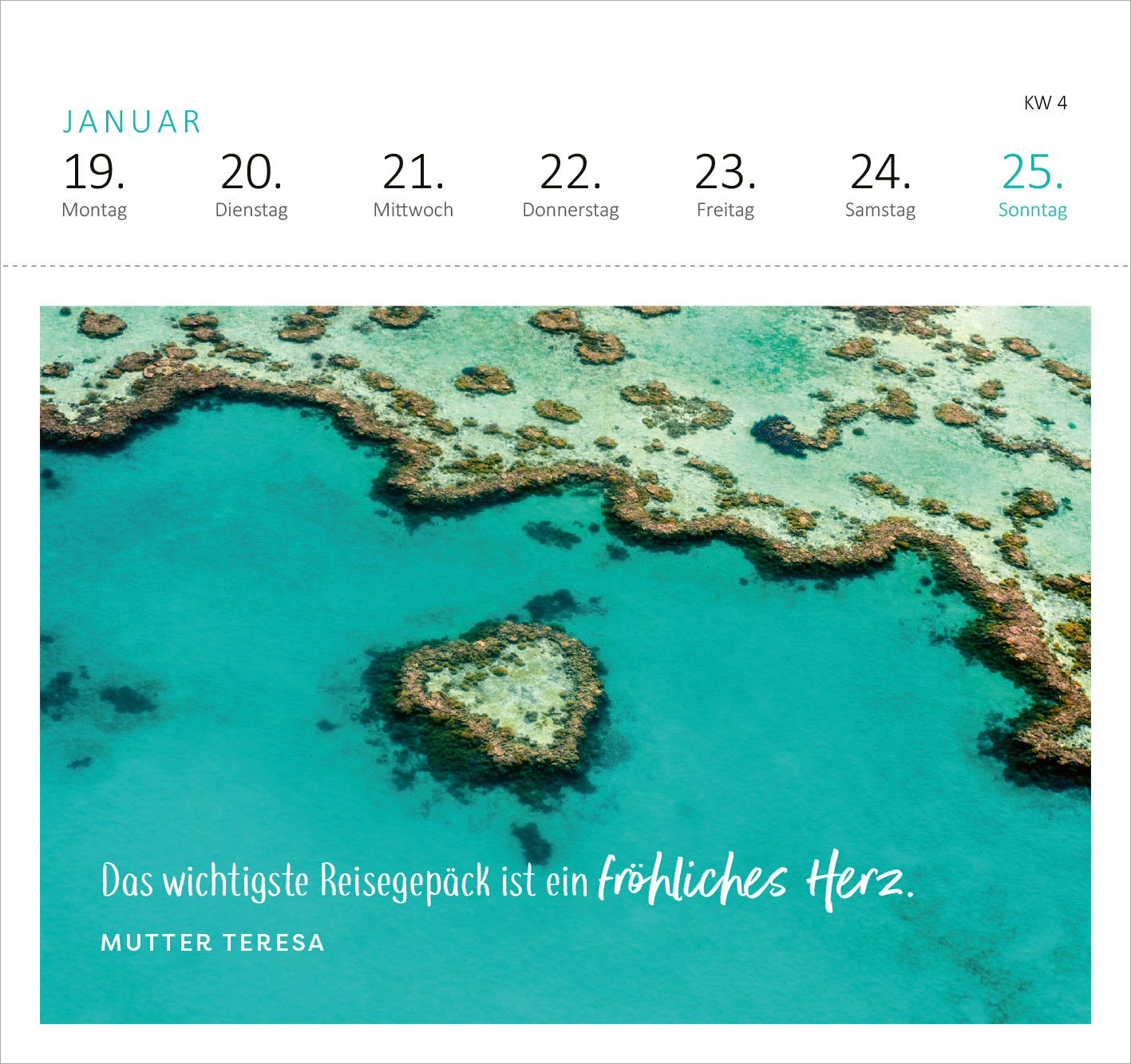 Gezeigt wird eine Innen- oder Zusatzansicht von „Postkartenkalender Fernwehmomente 2026“. Die Darstellung zeigt eine malerische Unterwasserlandschaft mit klaren, türkisfarbenen Gewässern und lebendigen Koralleninseln. Darunter befindet sich ein Zitat von Mutter Teresa in einer verspielten, handschriftlichen Schriftart in weiß, ergänzt durch den Satz „Das wichtigste Reisegepäck ist ein fröhliches Herz.“. Der Kalender zeigt zudem die Wochentage in einem modernen, schlichten...