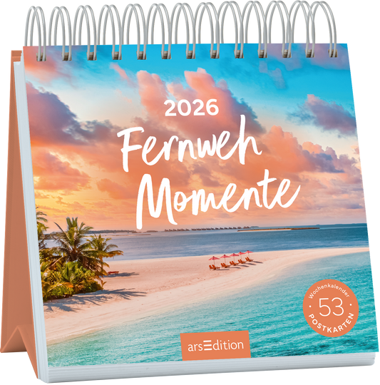 Das Buchcover zeigt einen traumhaften Strand mit sanften Wellen und einer palmengesäumten Küste, beleuchtet von warmem Sonnenlicht. Der Himmel ist in Pastellfarben von Blau, Rosa und Orange gehalten. Zentral steht der Titel „Fernweh Momente“ in einer eleganten, weißen Schrift, ergänzt durch die Jahreszahl „2026“ darüber. In der unteren rechten Ecke befindet sich ein Button mit dem Text „53 Postkarten“, der den Inhalt des Kalenders beschreibt. Ganz unten mittig steht der...