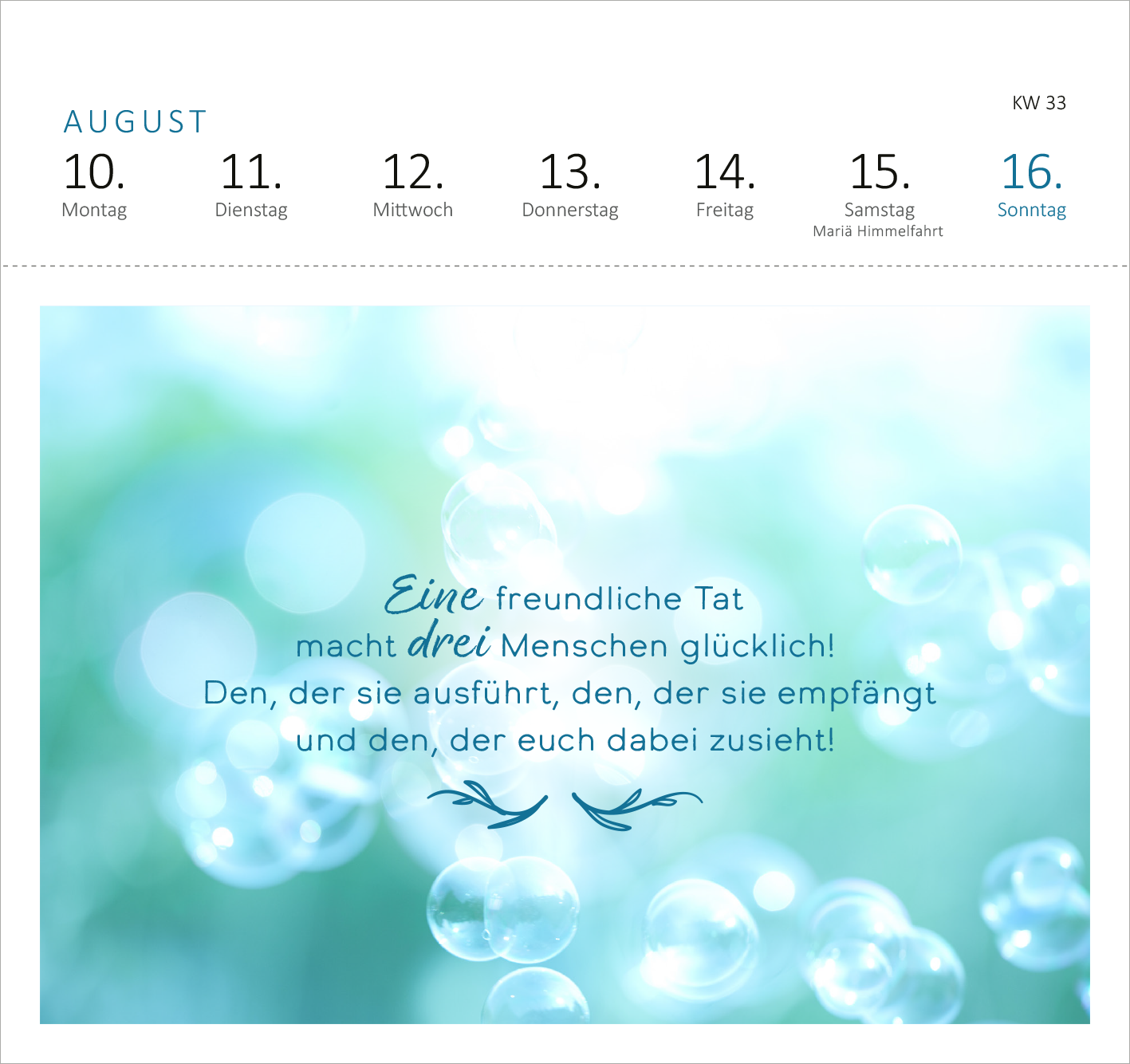 Gezeigt wird eine Innen- oder Zusatzansicht von „Postkartenkalender Glücksmantras 2026“. Die Darstellung zeigt eine sanfte, bläuliche Hintergrundfarbe mit leichten Seifenblasen-Illustrationen. In der Mitte befindet sich ein inspirierender Text in geschwungener, blauer Schrift: „Eine freundliche Tat macht drei Menschen glücklich! Den, der sie ausführt, den, der sie empfängt und den, der euch dabei zusieht!“ Darüber sind die Wochentage des Monats August angeordnet.