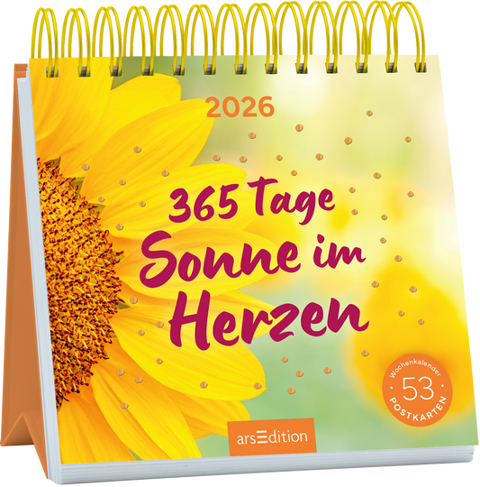 Das Cover zeigt eine große, leuchtende Sonnenblume mit sanften Gelbtönen und einer warmen, grünen Hintergrundgestaltung. Darauf steht in kräftiger, lila Schrift „365 Tage Sonne im Herzen“, flankiert von der Jahreszahl „2026“ in leuchtendem Orange. Im unteren rechten Bereich befindet sich ein runder Button mit dem Text „53 Postkarten“. Ganz unten mittig steht der Logoschriftzug von arsEdition.
