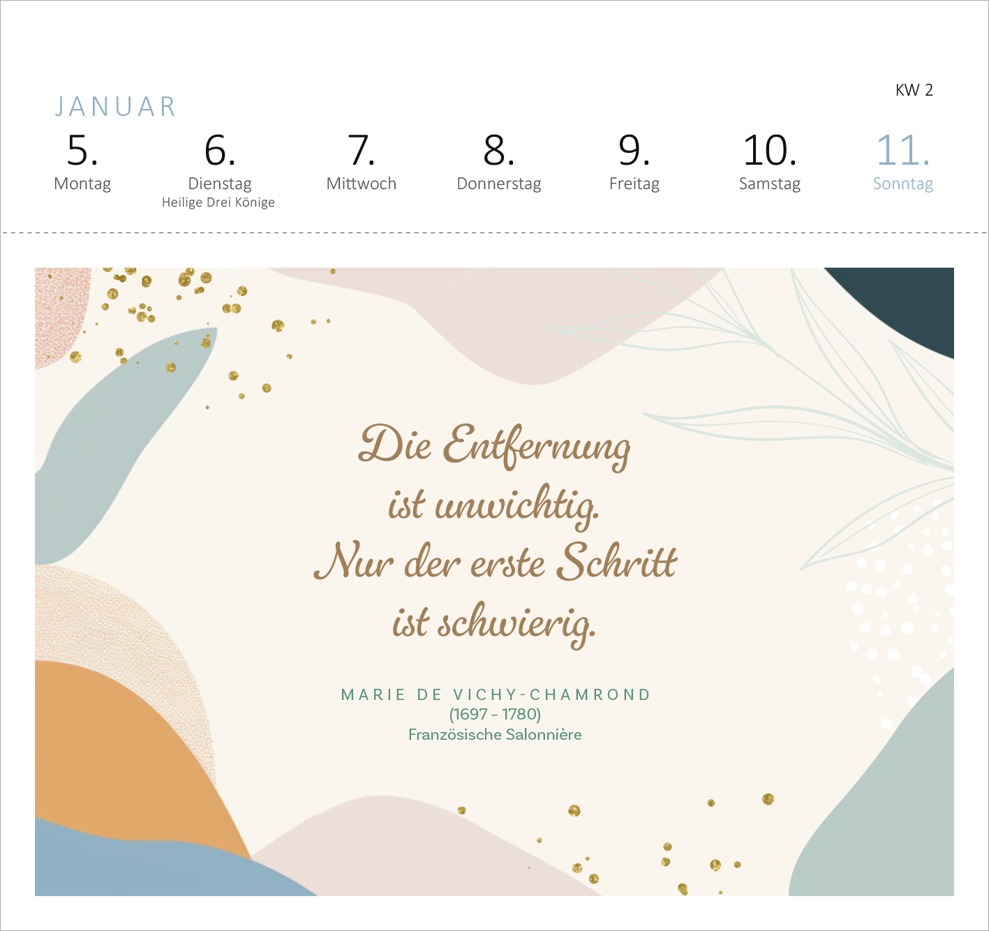 Gezeigt wird eine Innen- oder Zusatzansicht von „Postkartenkalender Kluge Frauen, die die Welt und uns inspirieren 2026“. Die Seite zeigt sanfte, harmonische Farben wie Pastellblau, Peach und Beige, die durch goldene Akzente ergänzt werden. Im Zentrum steht ein Zitat in eleganter, geschwungener Schrift: „Die Entfernung ist unwichtig. Nur der erste Schritt ist schwierig.“ Darunter sind die Informationen zur Autorin Marie de Vichy-Charmond in einer klaren, modernen Schriftart vermerkt.
