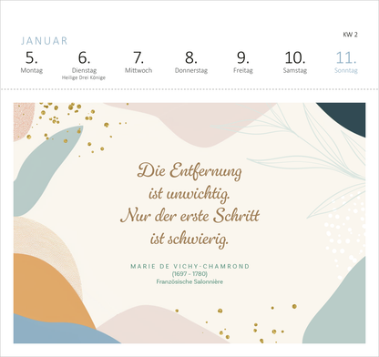 Gezeigt wird eine Innen- oder Zusatzansicht von „Postkartenkalender Kluge Frauen, die die Welt und uns inspirieren 2026“. Die Seite zeigt sanfte, harmonische Farben wie Pastellblau, Peach und Beige, die durch goldene Akzente ergänzt werden. Im Zentrum steht ein Zitat in eleganter, geschwungener Schrift: „Die Entfernung ist unwichtig. Nur der erste Schritt ist schwierig.“ Darunter sind die Informationen zur Autorin Marie de Vichy-Charmond in einer klaren, modernen Schriftart vermerkt.