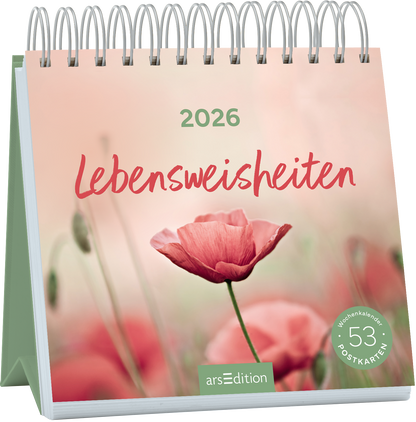Auf dem Buchcover ist ein sanfter, rosafarbener Hintergrund mit verschwommenen Blumenmotiven zu sehen. In der oberen Mitte steht das Jahr „2026“ in einer klaren, modernen Schrift. Darunter ist in einer lockeren, handschriftlichen Typografie der Titel „Lebensweisheiten“ platziert, der in einem kräftigen Rotton hervorsticht. In der unteren rechten Ecke befindet sich ein runder Button mit der Aufschrift „53 Postkarten“. Ganz unten mittig steht der Logoschriftzug von arsEdition.