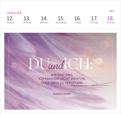 Gezeigt wird eine Innen- oder Zusatzansicht von „Postkartenkalender Feel the love 2026“. Die Ansicht zeigt einen Monat mit sanften Farbtönen in lila und rosa, kombiniert mit einer eleganten Typografie. Der Schriftzug „DU und ICH:“ ist prominent platziert, begleitet von einem Zitat von Mahatma Gandhi. Die Tage des Monats sind klar strukturiert und in einer schlichten, gut lesbaren Schriftart dargestellt. Der Gesamteindruck vermittelt eine harmonische und liebevolle Atmosphäre.