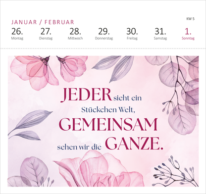 Gezeigt wird eine Innen- oder Zusatzansicht von „Postkartenkalender Feel the love 2026“. Die Seite präsentiert zarte, pinkfarbene Blumenmotive auf einem sanften, pastellfarbenen Hintergrund. Der inspirierende Text „JEDER sieht ein Stückchen Welt, GEMEINSAM sehen wir die GANZE.“ ist in einer eleganten, großformatigen Schrift in dunklerer Farbe gehalten. Oberhalb befinden sich die Wochentage und Datumsangaben in einer klaren, gut lesbaren Typografie.