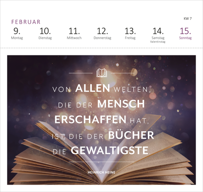 Gezeigt wird eine Innen- oder Zusatzansicht von „Postkartenkalender Feel the love 2026“. Der Kalender zeigt eine offene Buchansicht mit strahlendem Hintergrund in sanften Lila- und Goldtönen. Eine inspirierende Zitat von Heinrich Heine ist in großflächiger, moderner Typografie platziert, wobei die Wörter „Menschen“ und „gewaltigsten“ hervorgehoben sind. Das Datum und die Wochentage sind oben in eleganter Schriftart angeordnet, schlichte, elegante Gestaltung unterstützt die...