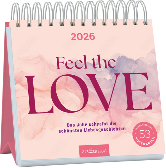 Auf dem Cover für den Kalender „Feel the LOVE“ ist der Titel in großen, eleganten, burgunderroten Buchstaben gestaltet, wobei das Wort „LOVE“ auffällt, da es überdimensional und in einer verspielten Schriftart steht. Der Hintergrund zeigt sanfte, pastellfarbene Aquarellsplashes in hellen Rosa- und Lilatönen, die eine romantische und verträumte Atmosphäre erzeugen. Unterhalb des Titels steht der Untertitel „Das Jahr schreibt die schönsten Liebesgeschichten“. Oben links ist...